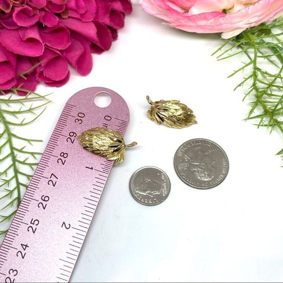 VINTAGE⚜️Brushed Golden Prickly Floral Clip Earrings - Picture 8 of 8